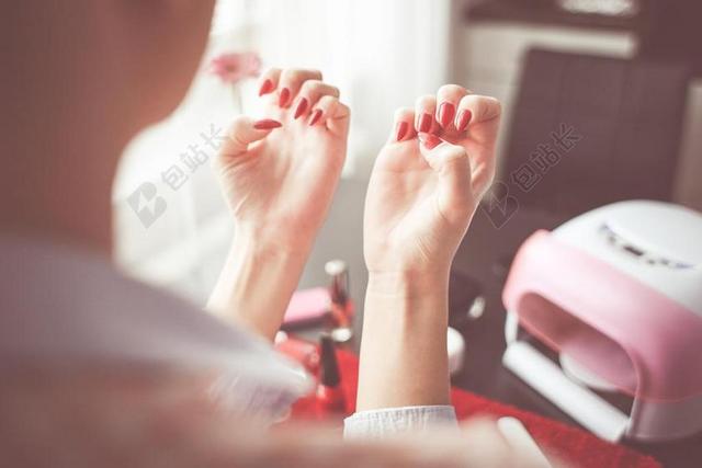 女人红色的指甲背景图片