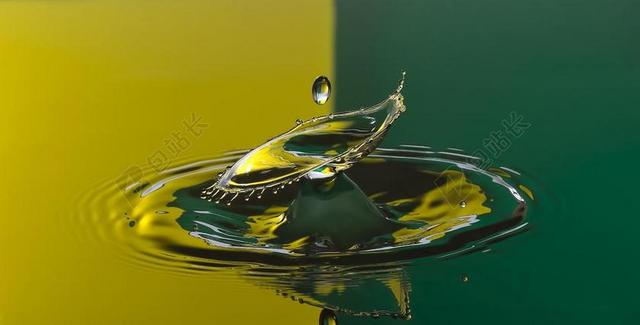 黄绿水珠神奇水面上荡漾的水珠和水纹水背景图片