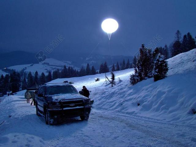 夜晚雪地里的汽车背景图片
