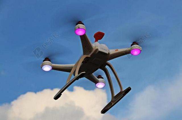 天空中的白色无人机背景图片