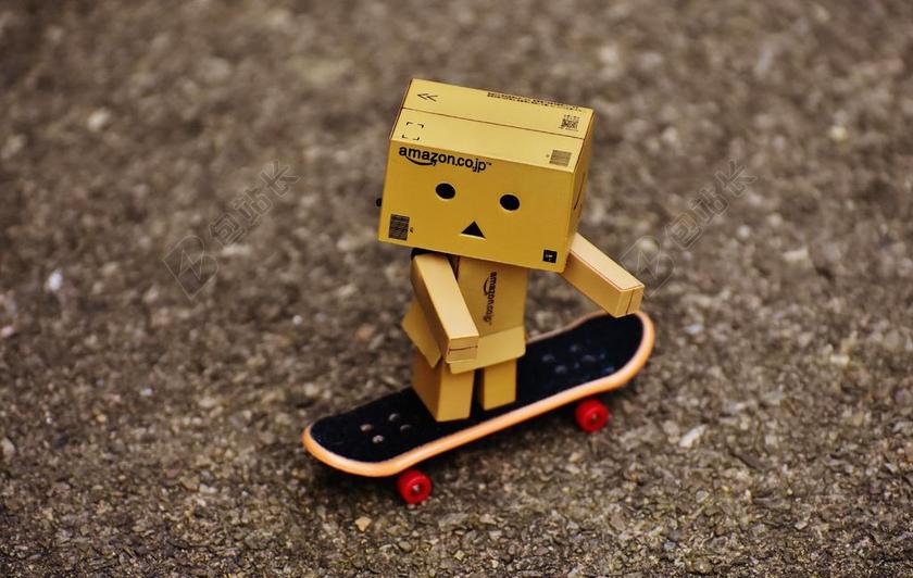 地面和盒子玩偶和滑板背景图片