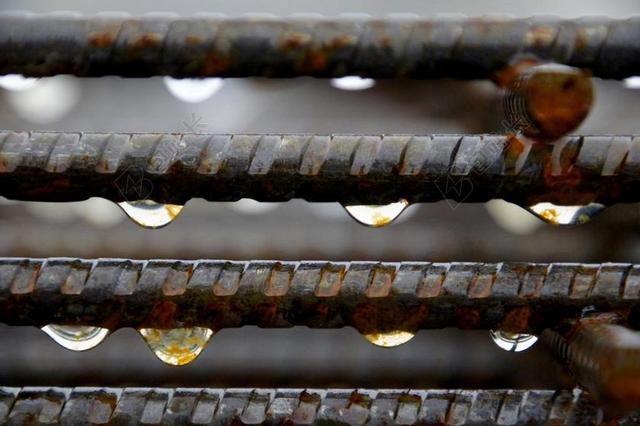 生锈的钢筋和雨珠背景图片