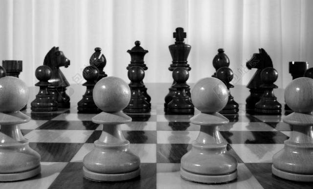 棋盘上的黑色和白色的棋子背景图片