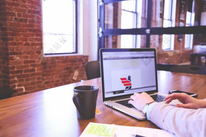 人工作用电脑的人背景图片