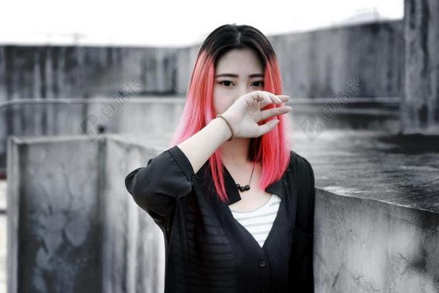 人肖像美丽的红发女孩背景图片