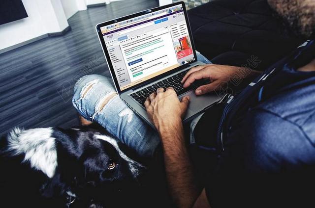 互联网科技用笔记本工作中的男子背景图片