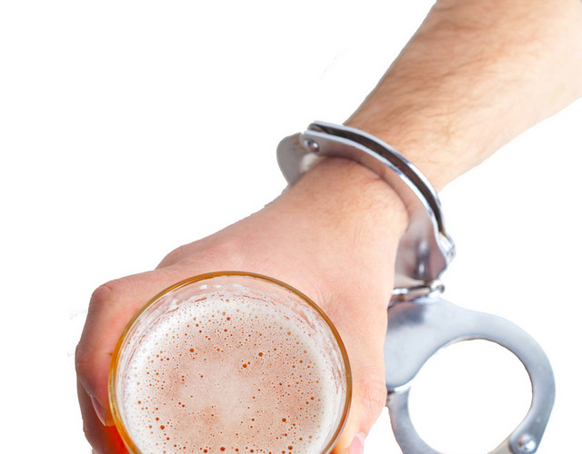简约酒驾啤酒手铐素材