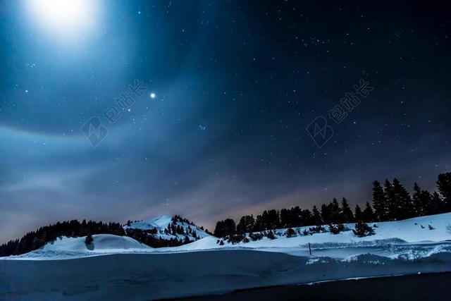 瑞士 GURNIGEL 长时间曝光 明星 山 灯 傍晚的天空