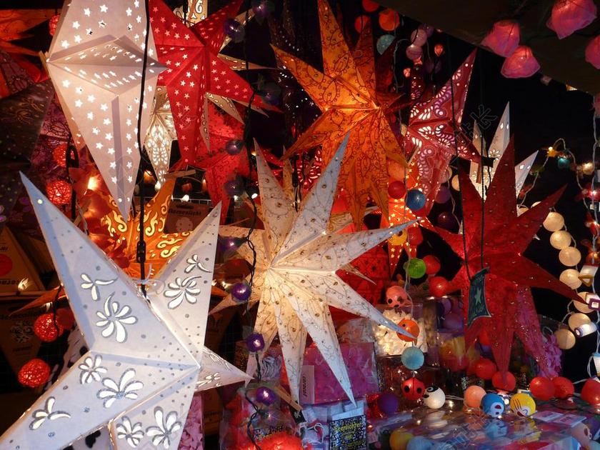 彩色装饰品发光不同颜色的星星灯庆祝彩灯装饰背景图片