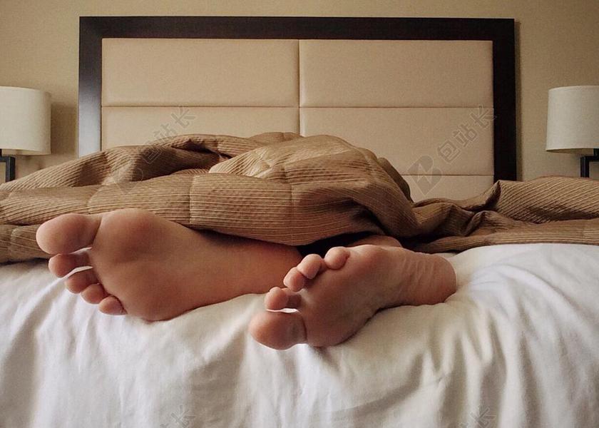 睡眠 床 脚 脚趾 梦