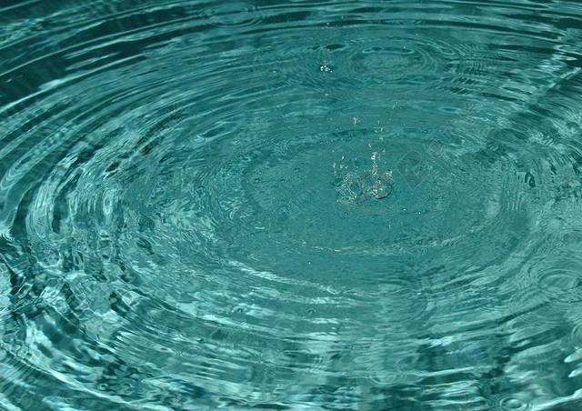 蓝色水清澈泛起水纹的水面水自然背景图片