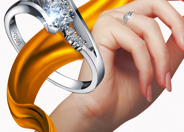 女人手戴钻石戒指珠宝首饰素材