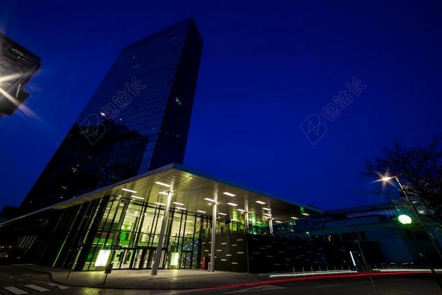 建筑现代亮起灯光的高楼城市夜景建筑设计背景图片