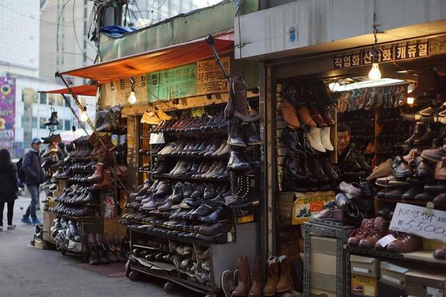 韩国街头的皮鞋商店背景图片