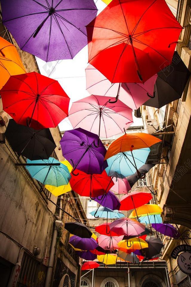 街头彩色的雨伞背景图片