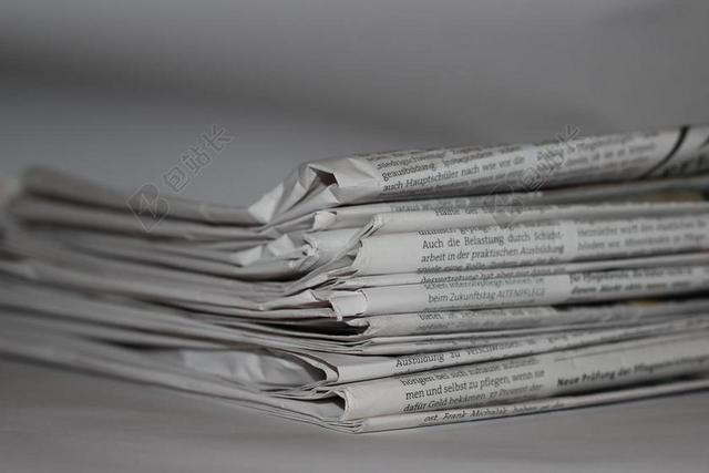 白色印刷丰富叠放在一起的报纸阅读报纸印刷背景图片