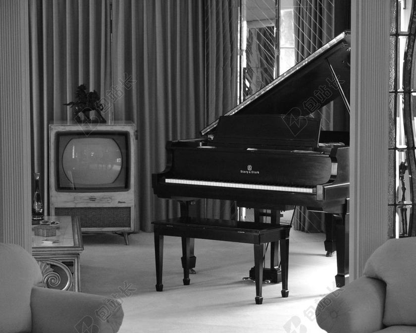 客厅里的黑色钢琴背景图片