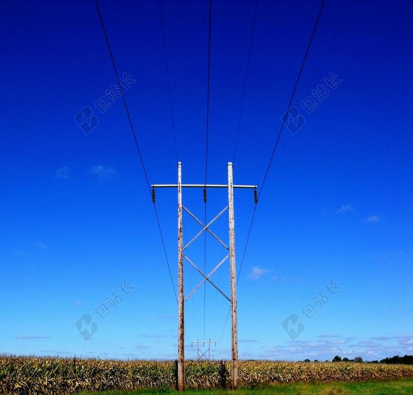 蓝天下的电线杆背景图片