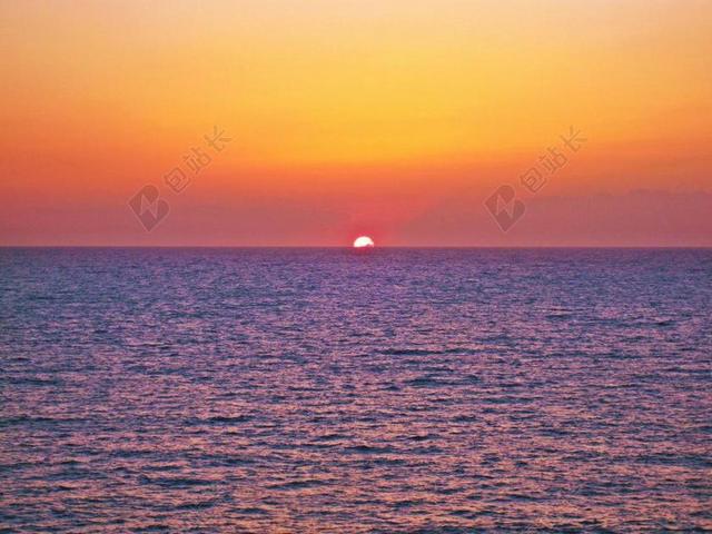 傍晚海面上的夕阳背景图片