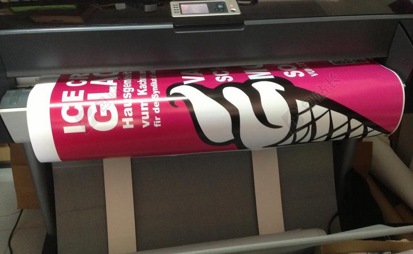 彩色印刷细致打印机上打出纸张印刷作业背景图片