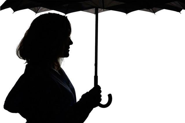 黑色雨伞人物剪影素材