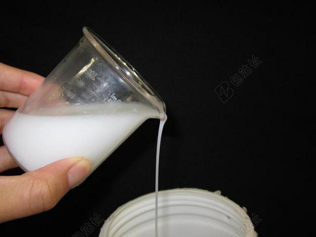 烧杯里的白色的牛奶背景图片
