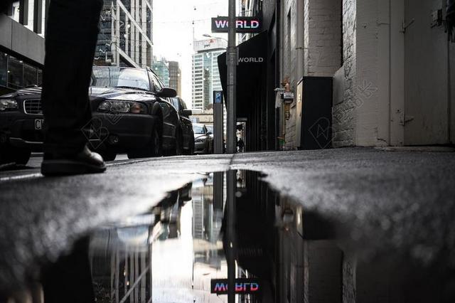 反思 水坑里 水 雨 路 湿 自然 天气 天空 城市 街