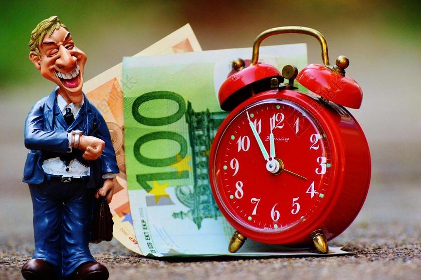 彩色摄影创意地上的商务男子玩偶闹钟纸币时间金钱背景图片