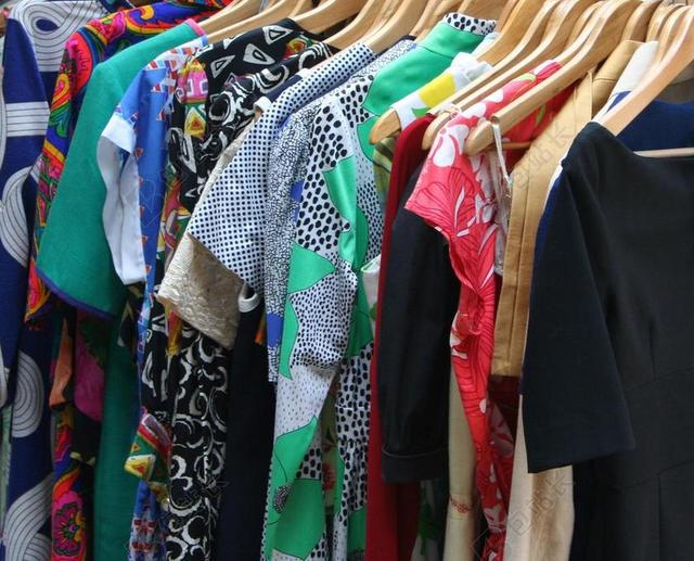 礼服 服装 衣服 衣架 木衣架 零售商店 壁橱里 连衣裙