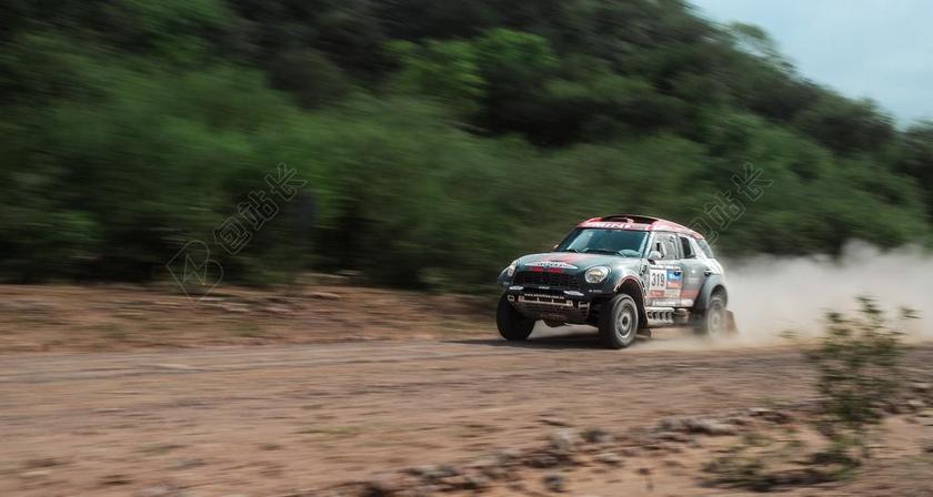 土路上飞驰的越野车背景图片