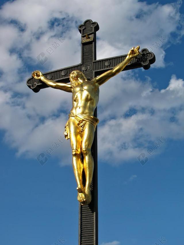黑色十字架上的金色耶稣背景图片