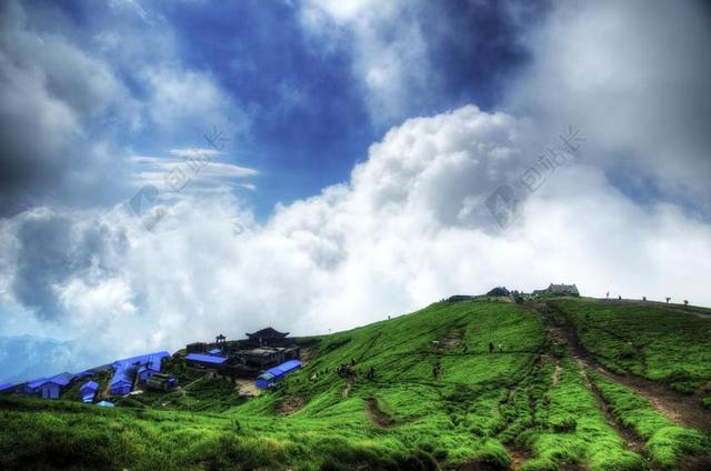 白云 蓝天 房子 草地 武功山
