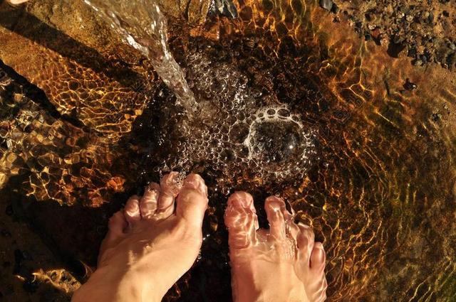 脚在水中 脚 水 流 气泡 泡沫 小溪 春天 赤脚 太阳