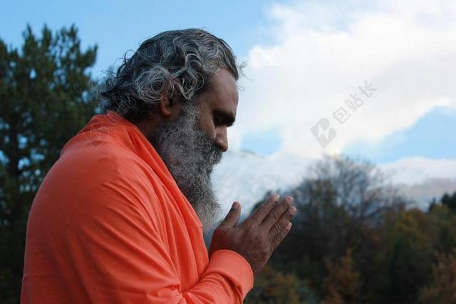 祈祷的印度男人背景图片
