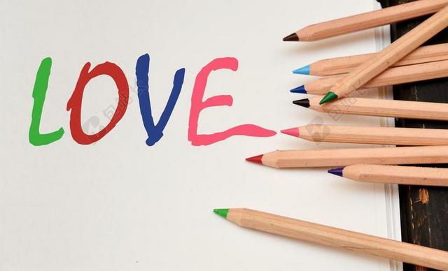 彩色文字多彩白纸上的LOVE字样写字彩铅绘画背景图片