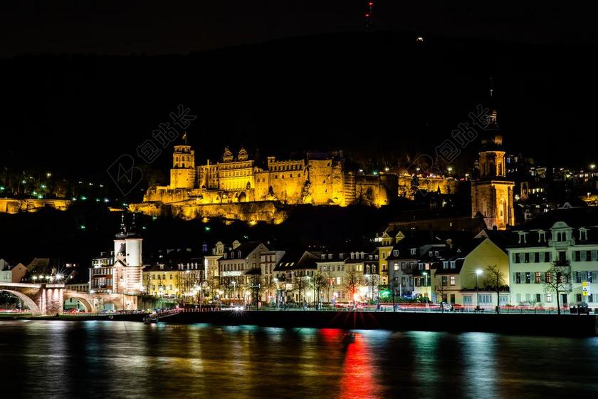 夜晚河边的城市背景图片