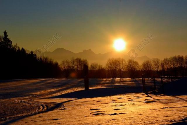金色的太阳和雪地背景图片