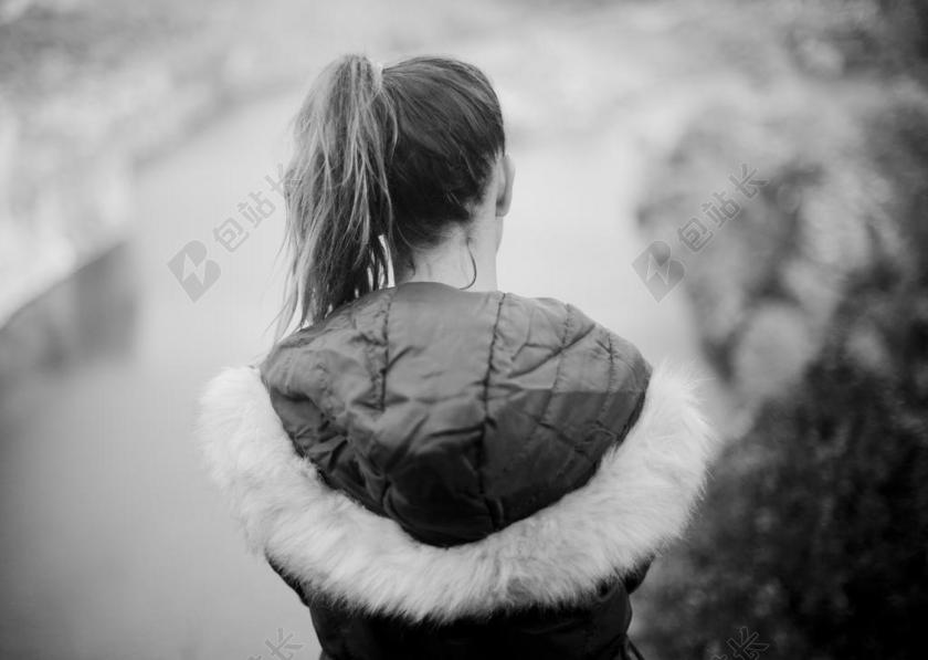 穿羽绒服的少女背影背景图片