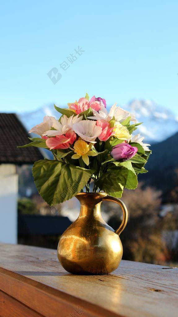 鲜花 山 花瓶 阳台 背景 聚焦 蓝色 黄金 人造植物 厂
