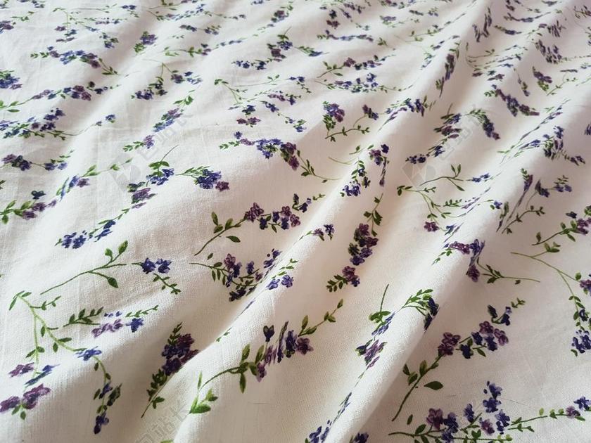 白色的薰衣草床单背景图片