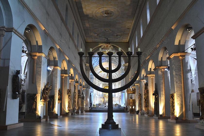 教堂里的黑色烛台背景图片