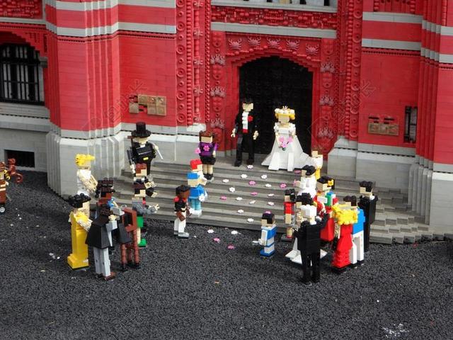 彩色玩具写实城堡前新人在举行婚礼摆饰结婚礼物背景图片
