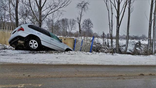 车 坠毁 事故 车毁人亡 车祸 汽车 自动 损害 保险