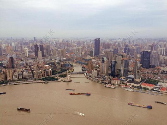 建筑现代沿海而建的都市建筑群城市景观背景图片