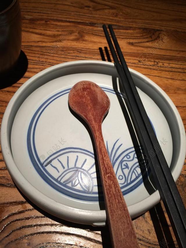 白色的盘子和勺子和筷子背景图片