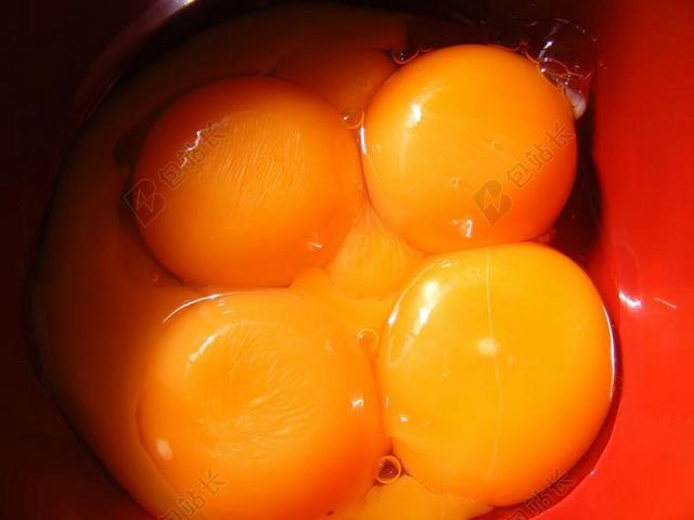 破碎 鸡蛋 内 卵母细胞 黄色 蛋黄 食品 喝