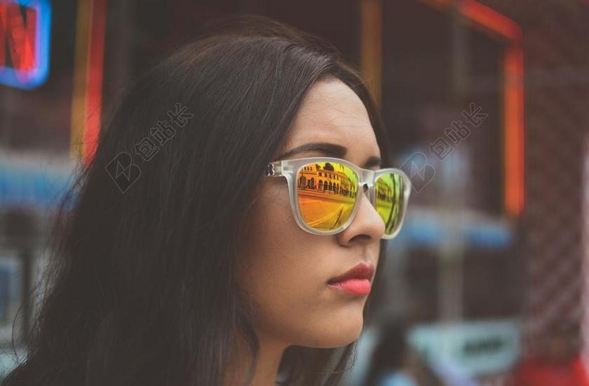 女子 太阳镜 眼镜 黑妞 年轻 夏天 时尚 有吸引力 人
