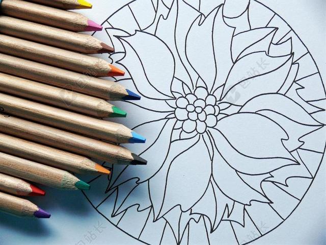 黑白的插画和彩色的铅笔背景图片