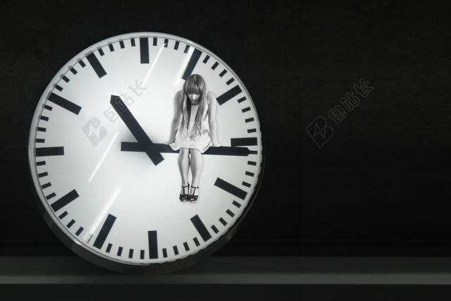 白色的时钟上的女孩背景图片