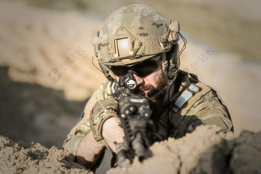 绿色人物严肃持枪全副武装的士兵演习战争士兵背景图片